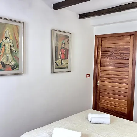 In The Heart Of The Castle Apartment *